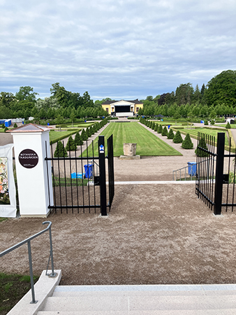 Barockträdgården en bit av nya trappan ner samt bajamajor inför konsert