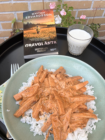 Boken Gravglänta och kycklingkorv Stroganoff med ris på balkongen