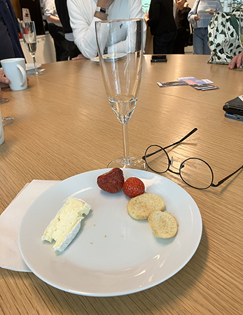 Bubbel Brie kex o jordgubbar avtackning på jobbet Bubbel Brie kex o jordgubbar avtackning på jobbet
