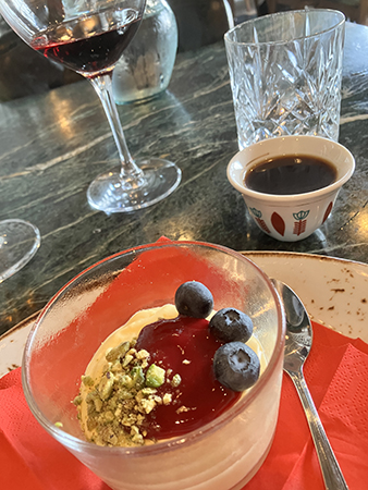 Dessert en skvätt vin och kardemummakaffe