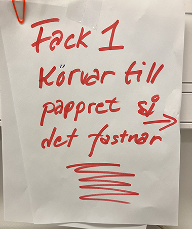 Fack 1 körvar till pappret så det fastnar