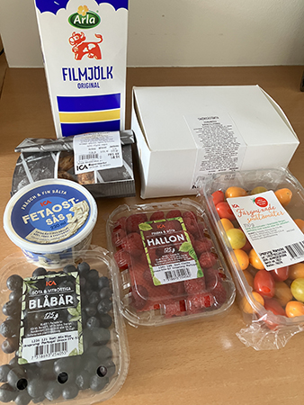Fil kolgrillad kyckling smörgåstårta fetaostsås bär tomater Fil kolgrillad kyckling smörgåstårta fetaostsås bär tomater