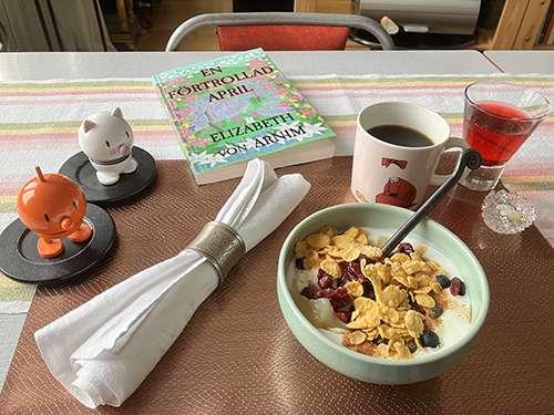 Filfrukost m bär o flingor Hopptisarna o En förtrollad april