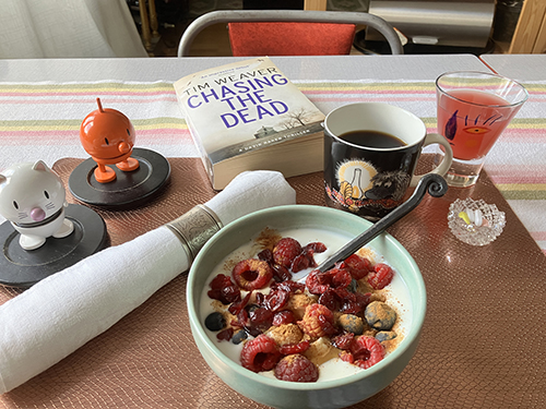 Fredagsfrukost med Hopptisarna Chasing the dead fil med bär Fredagsfrukost med Hopptisarna Chasing the dead fil med bär