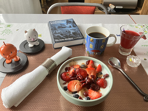Fredagsfrukost med Hopptisarna Vit som marmor fil med bär