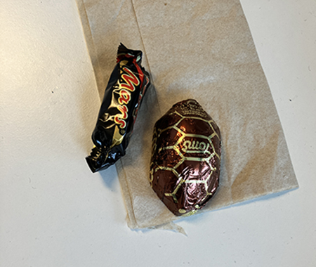 Fredagsgodis från L på skrivbordet