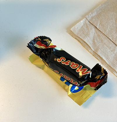 Fredagsgodis Mars o Marabou mjölkchoklad på skrivbordet
