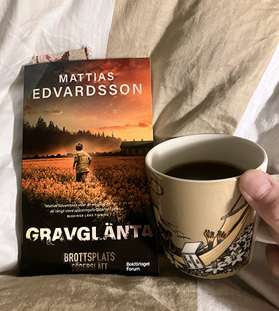 Gravglänta o kaffe på sängen i brun Muminmugg
