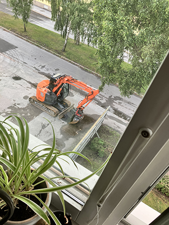 Grävmaskin uppställd på parkeringen vid halv sex på morgonen