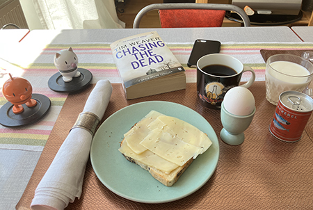 Hemmalunch rostat bröd ägg mjölk kaffe Hopptisarna o Chasing the dead Hemmalunch rostat bröd ägg mjölk kaffe Hopptisarna o Chasing the dead