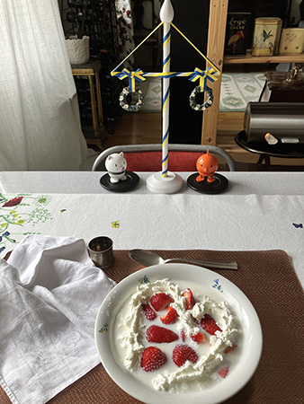 Jordgubbar med mjölk och sprejgrädde midsommardagen