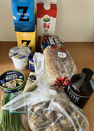 Kaffe mjölk gräddfil sill bröd gräslök potatis ädelost skumbad Kaffe mjölk gräddfil sill bröd gräslök potatis ädelost skumbad