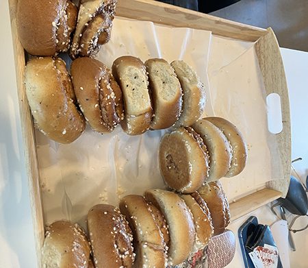 Kanelbullar på bricka