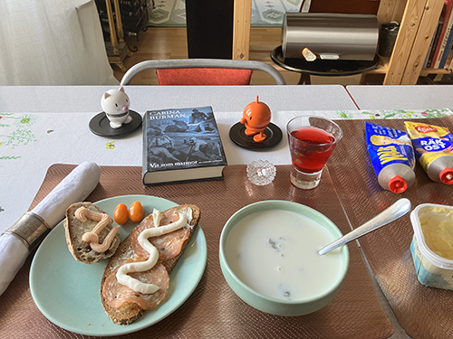 Kvällsmat med Hopptisarna Vit som marmor mackor o rabarberkräm