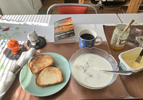 Lördagsfrukost rostat bröd rabarberkräm m mjölk Hopptisarna o Gravglänta