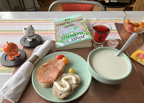Mackor med kalkonsalami o räkost rabarberkräm m mjölk Hopptisarna o En förtrollad april Mackor med kalkonsalami o räkost rabarberkräm m mjölk Hopptisarna o En förtrollad april