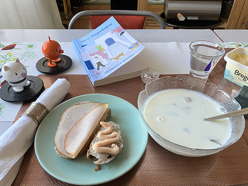 Mackor o rabarberkräm med mjölk Hopptisarna o mrs Papadakis