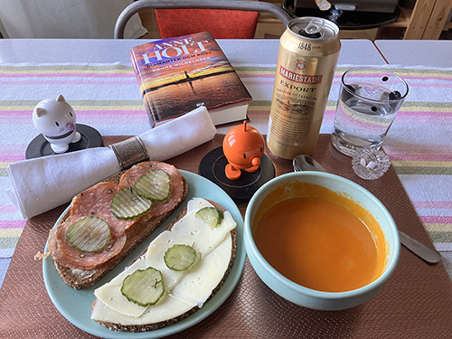 Mackor o tomatsoppa Hopptisarna o Diamanter o rost en öl