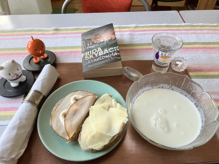 Mackor rabarberkräm med mjölk Järnblomma och Hopptisarna