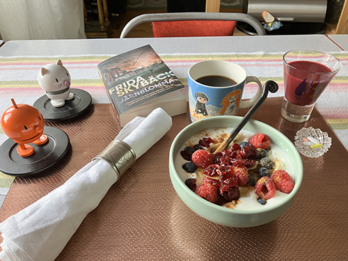 Måndagsfrukost fil med bär Hopptisarna o Järnblomma