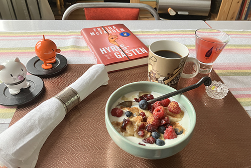 Måndagsfrukost fil med bär med Hopptisarna och Hyresgästen Måndagsfrukost fil med bär med Hopptisarna och Hyresgästen