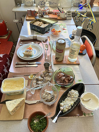 Midsommaraftonmiddag med sillar knäcke paj öl sprit gräslök o gräddfil