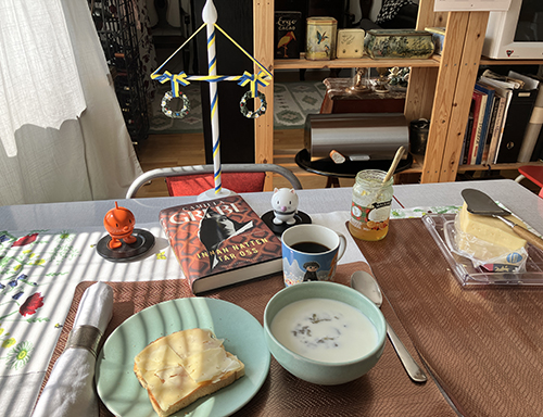 Midsommardagsfrukost med rabarberkräm rostat bröd Hopptisarna o Innan natten tar oss Midsommardagsfrukost med rabarberkräm rostat bröd Hopptisarna o Innan natten tar oss