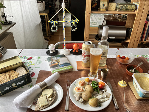 Midsommardagsmiddag sill och potatis med tillbehör