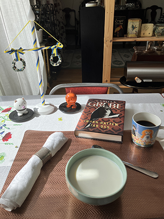 Midsommarfrukost med rabarberkräm o mjölk Hopptisarna midsommarstång o Innan natten tar oss