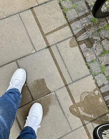 Mina fötter och ben på regnvåta plattor Mina fötter och ben på regnvåta plattor