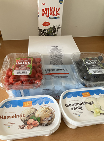 Mjölk bär smörgåstårta i kartong svampar glass