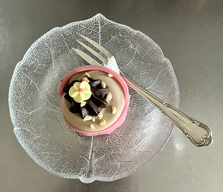 Noisette på glasfat med silvertårtgaffel Noisette på glasfat med silvertårtgaffel