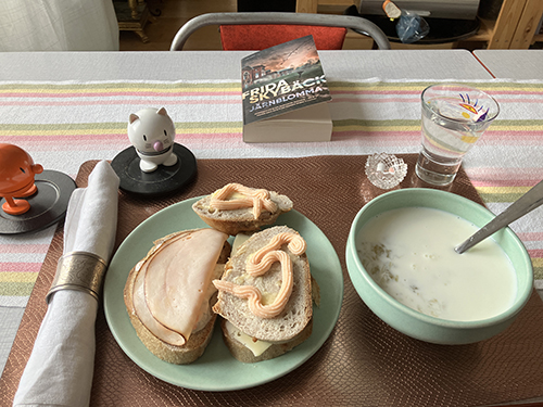 Nötbrödsmackor rabarberkräm m mjölk Hopptisarna o Järnblomma