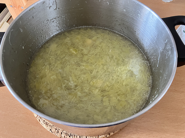 Nykokt rabarberkräm