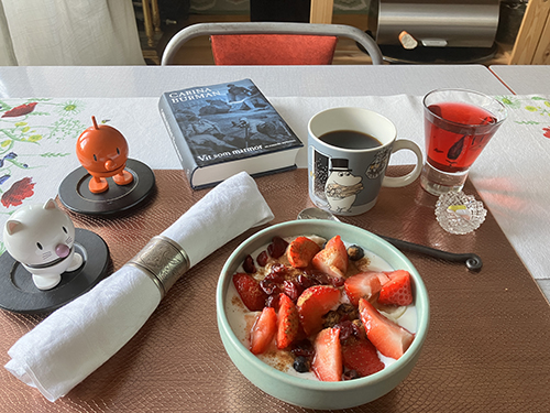 Onsdagsfrukost med röda bär i filen Hopptisarna och Vit som marmor Onsdagsfrukost med röda bär i filen Hopptisarna och Vit som marmor