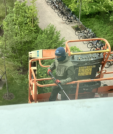 Person på skylift utanför jobbfönstret