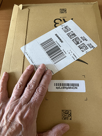 Platt brunt paket med min hand på