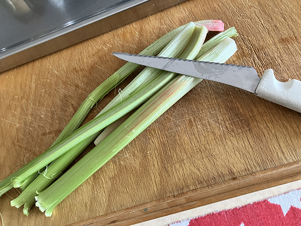 Rabarber och kniv på skärbrädan