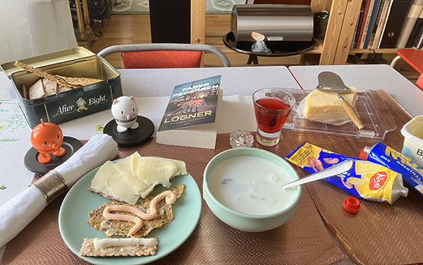 Rabarberkräm m mjölk knäckemackor Hopptisarna o Lögner