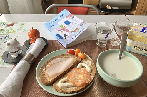 Rabarberkräm m mjölk mackor Hopptisarna o mrs Papadakis Rabarberkräm m mjölk mackor Hopptisarna o mrs Papadakis