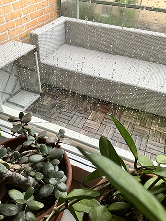 Regn på köksfönstret ut mot balkongen
