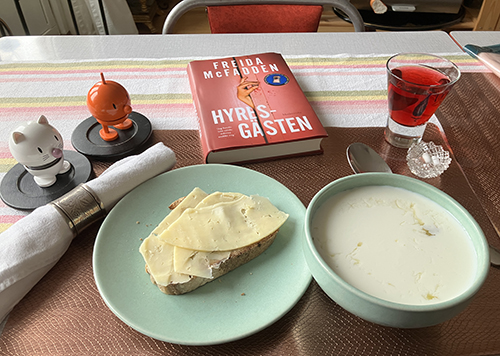 Rostat nötbröd med cheddar rabarberkräm o mjölk Hopptisarna o Hyresgästen