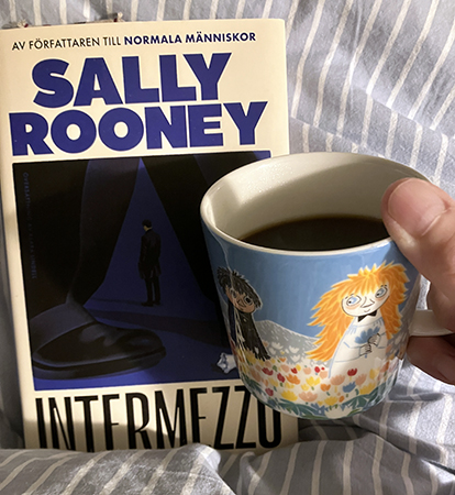 Sally Rooneys bok Intermezzo o kaffe på sängen