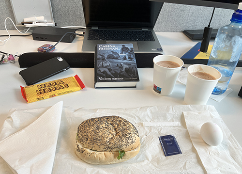 Skrivbordslunch macka o ägg kexchoklad Heja heja oc boken Vit som mamor Skrivbordslunch macka o ägg kexchoklad Heja heja oc boken Vit som mamor