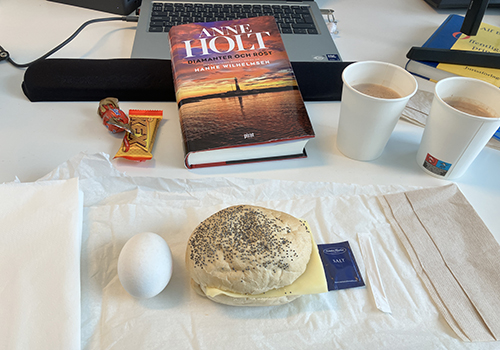 Skrivbordslunch med ägg macka o Diamanter och rost