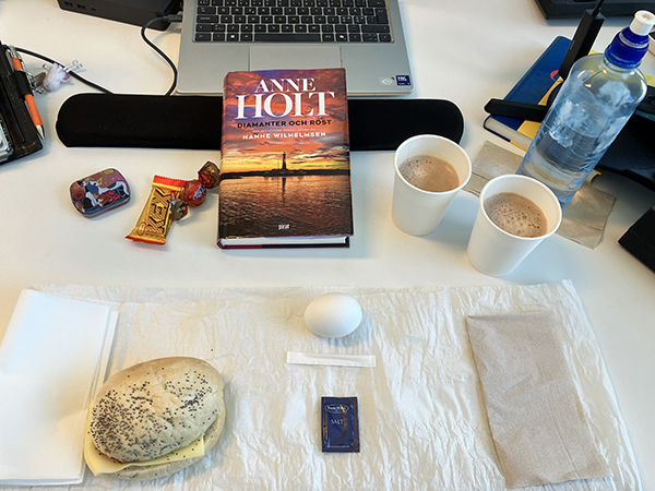 Skrivbordslunch med Diamanter och rost macka ägg varm choklad godis