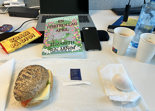 Skrivbordslunch med kexchoklad Kram på dig En förtrollad april macka och ägg