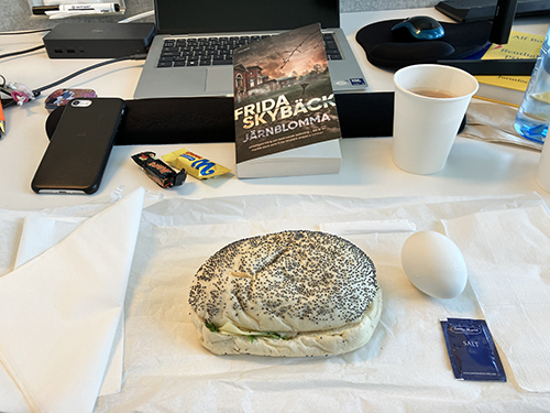 Skrivbordslunch med macka ägg choklad o Järnblomma