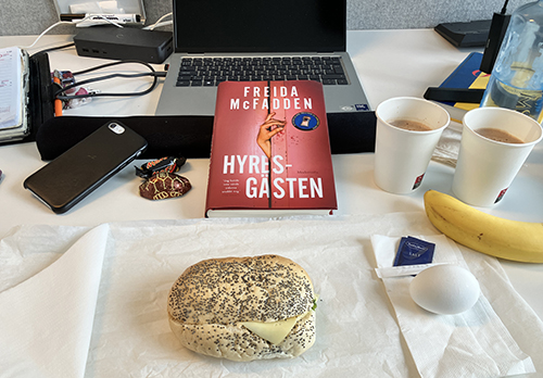Skrivbordslunch med macka ägg godis banan varm choklad o Hyresgästen