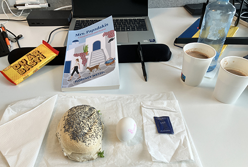 Skrivbordslunch med macka ägg kexchoklad Du är bäst mrs Papadakis varm choklad